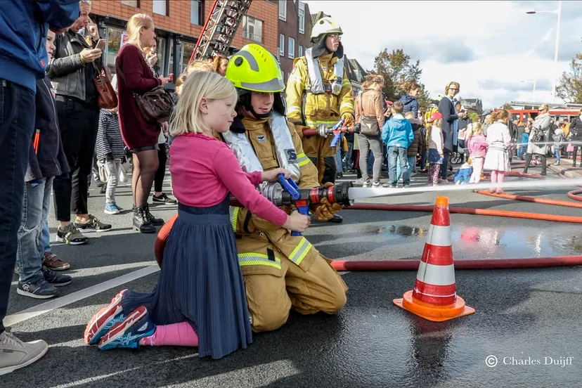 meisje met brandweerman
