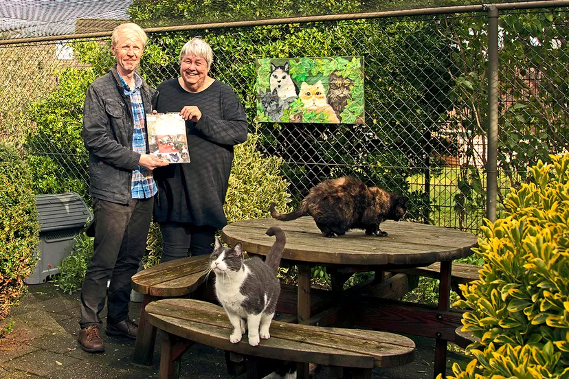 michl admiraal en martha kruijer stg zwerfdier met de poezenkalender eigen foto