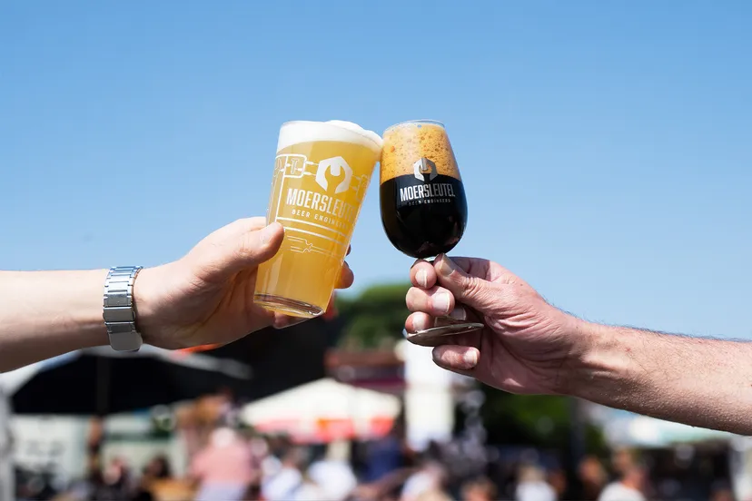 moersleutel cheers glazen 2024ai achtegrondv2