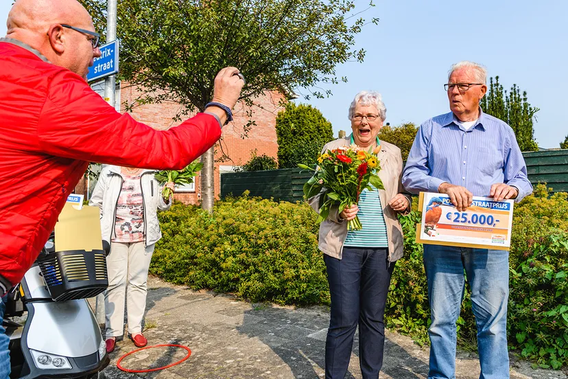 nel uit de rijp wint 25000 euro en splinternieuwe auto bij de postcode loterij