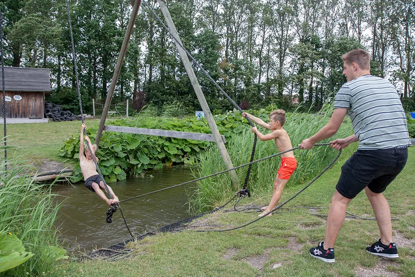 ouder en kindklimmen bij outdoorpark alkmaar