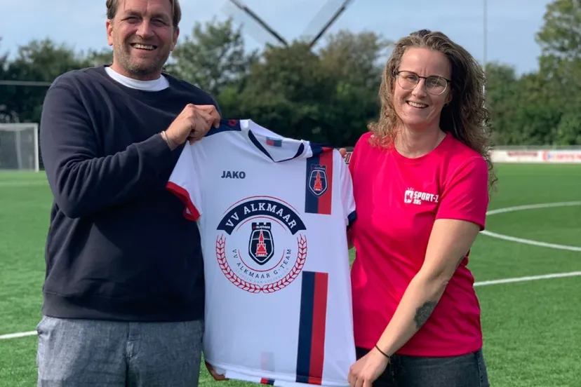 patrick tenhof en madeleine stoop met shirt g team vv alkmaar