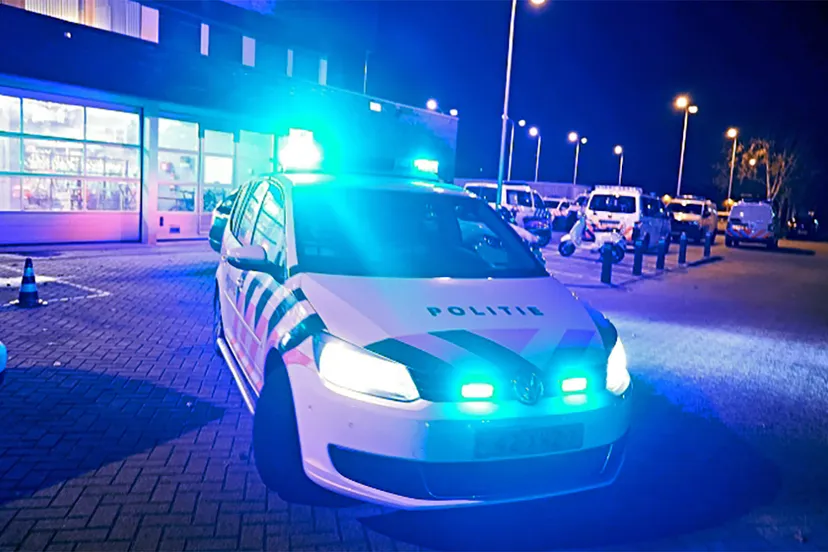 politieauto met zwaailicht politie