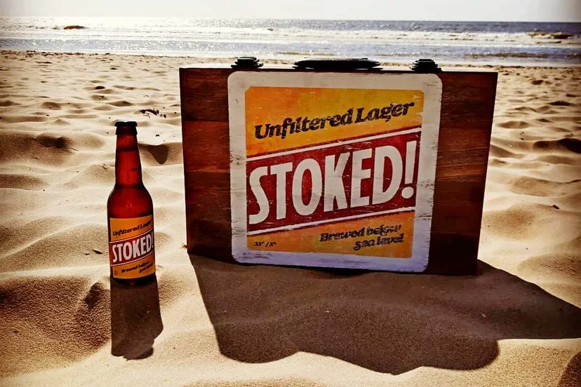 saleskoffer stoked op het strand 1