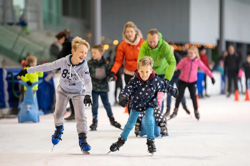 schaatsen op de alkmaarse ijsbaan foto robert van der eng