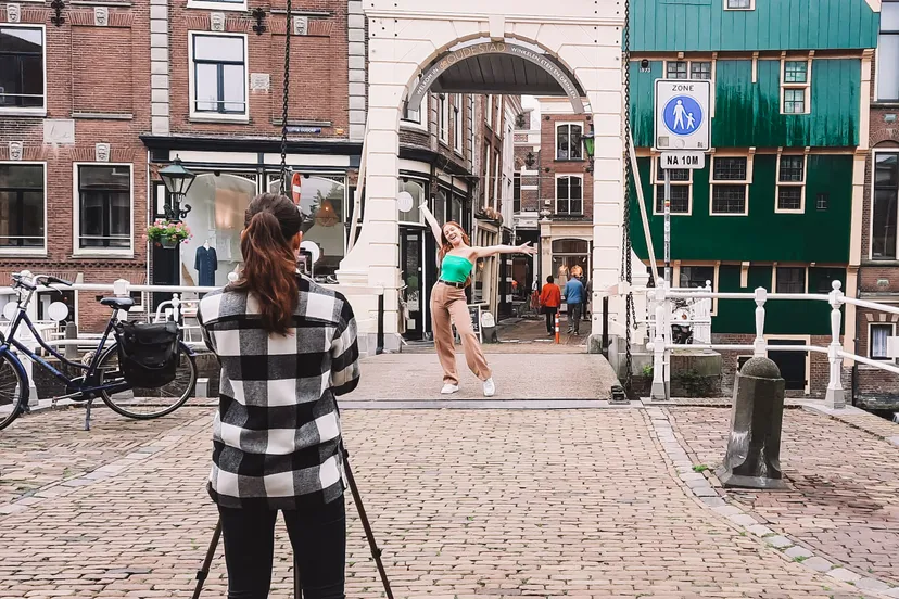tiktoktour alkmaar bij het huis met de kogel foto alkmaar marketing