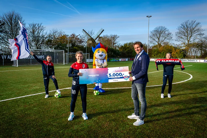 vv alkmaar ontvangt een cheque van 5000 euro van de vriendenloterij
