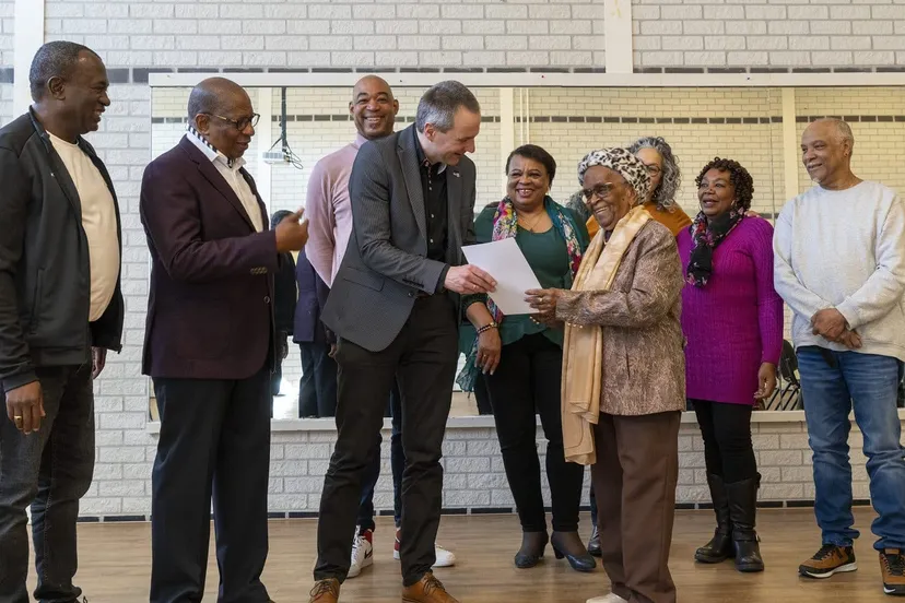 wethouder gijsbert van iterson scholten ontvangt de petitie van de werkgroep keti koti alkmaar 1 1536x975 1