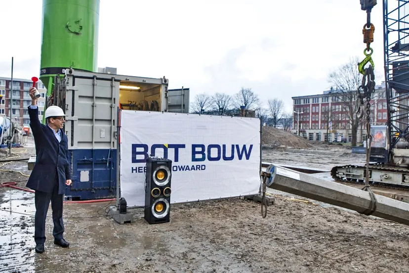 wethouder te beest geeft startsein voor 1e paal 1024x747 1