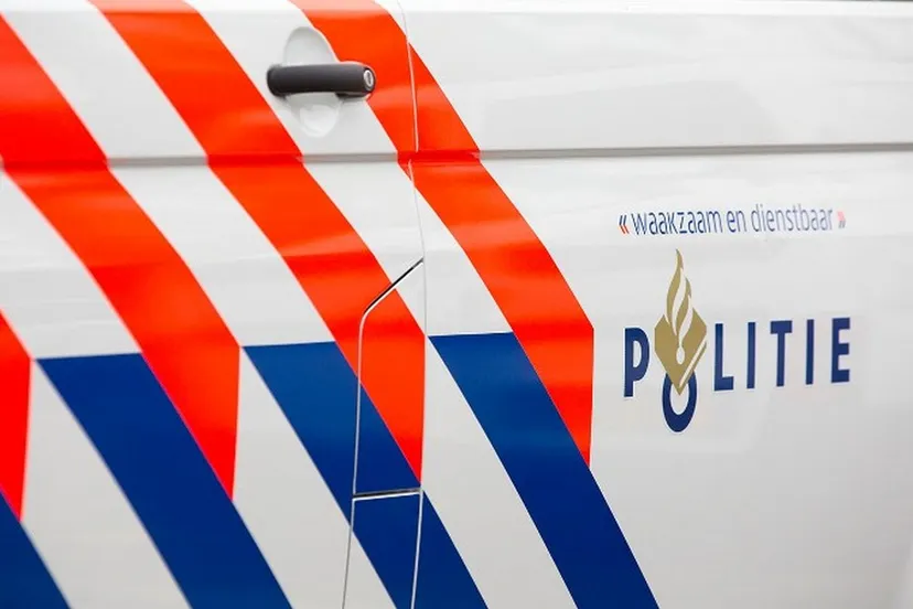 zijkant politieauto met logo