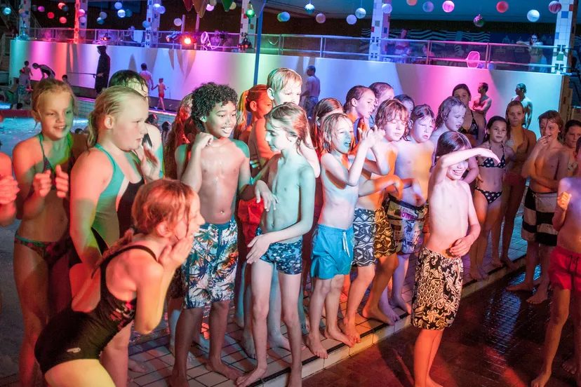 zwembad hoornse vaart start nieuw discoseizoen met thema onderwaterwereld