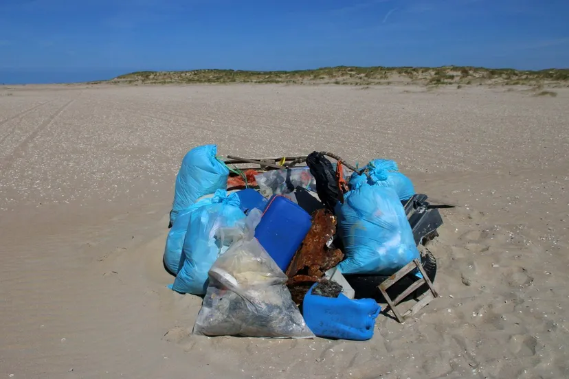 strandafval ligt klaar voor opruimwagen