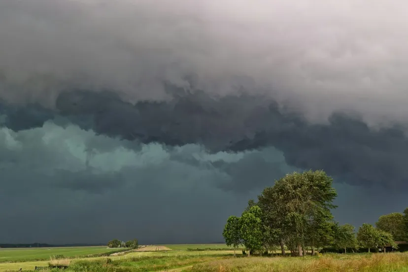 pb 26 donkere wolk wateroverlast juni 2021