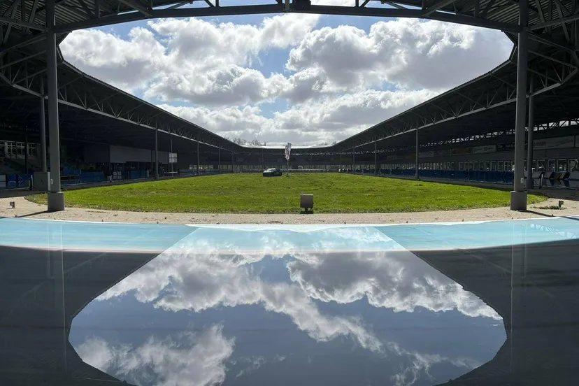 langzaam smelt het ijs weg nu het schaatsseizoen op ijsbaan de meent is afgelopen