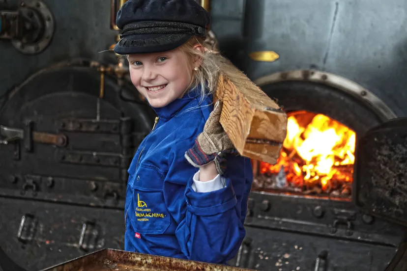 Foto meisje bij ketel nr.2