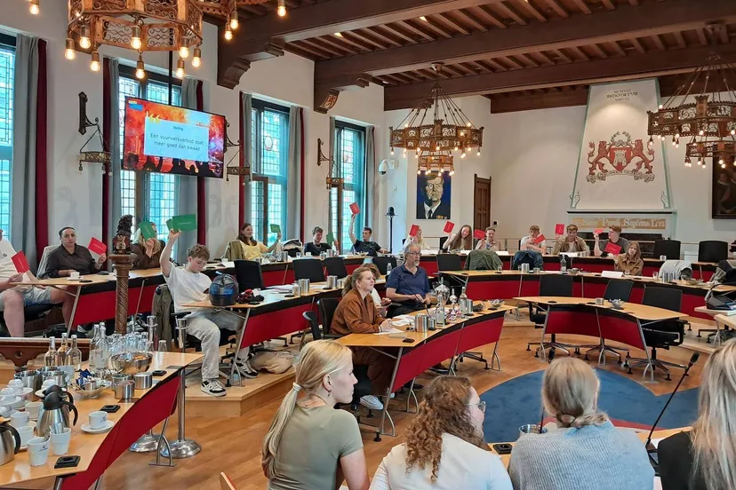 Vonk-studenten debatteren in de raadszaal
