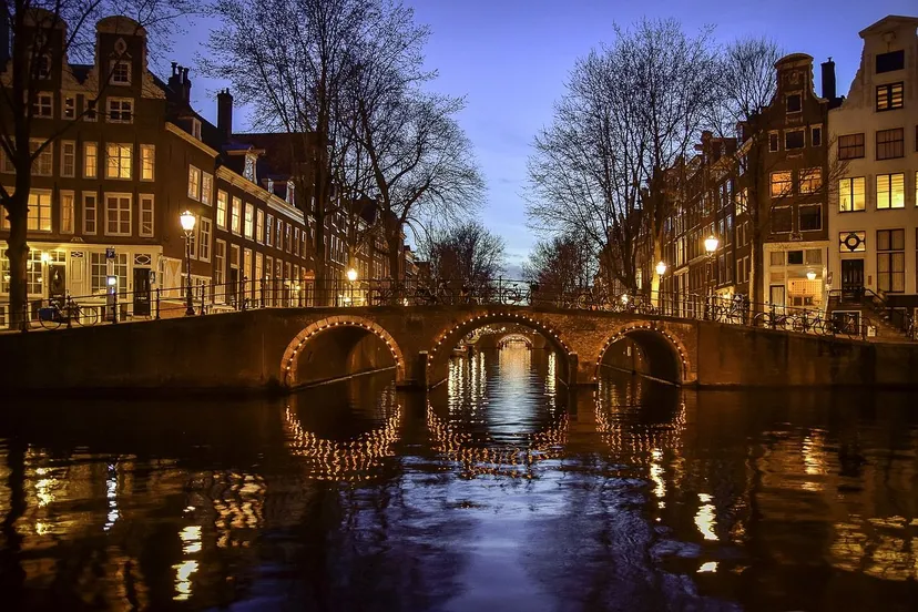 amsterdamse grachten petra zwaan via pixabay