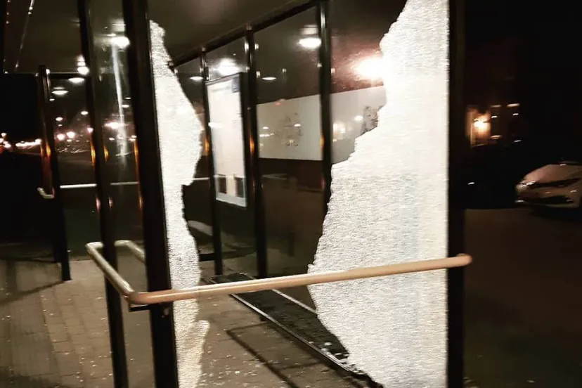 bushokje vernield ons almere