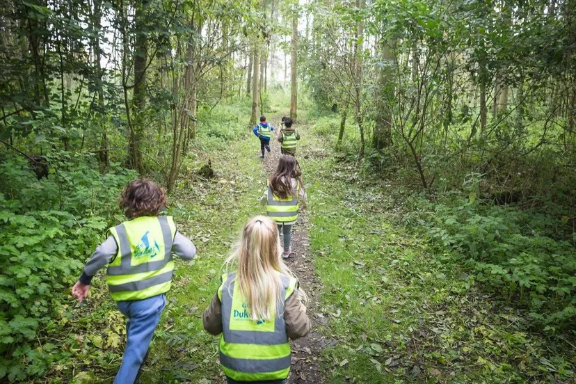 kinderen in educatiebos de kemphaan provincie flevoland