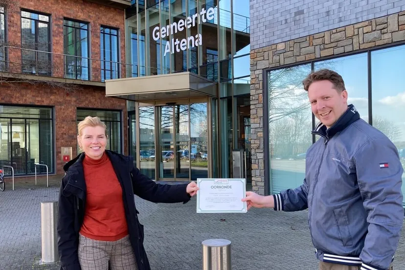 oorkonde voor paula overhandigd door peter