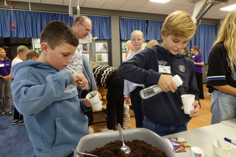 kweekpotjes maken bij natuur weterschap open dag altena college