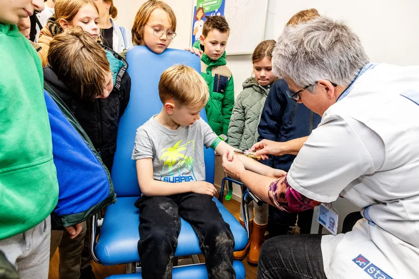 foto uitleg bloedafname opening kinderkamer almkerk