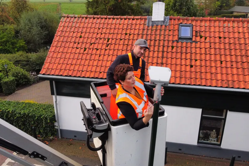 Claudia Schipper monteert laatste led armatuur straatverlichting
