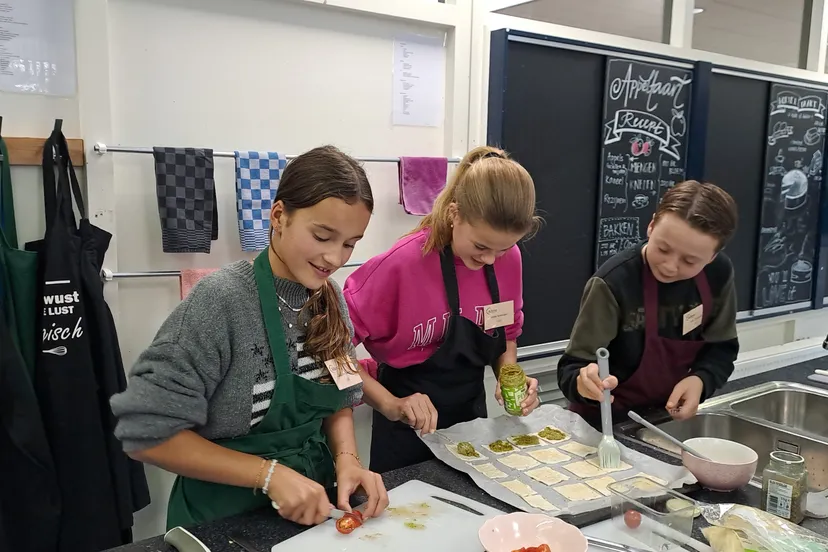 Leerlingen bereiden hapjes op de Open Dag Altena College