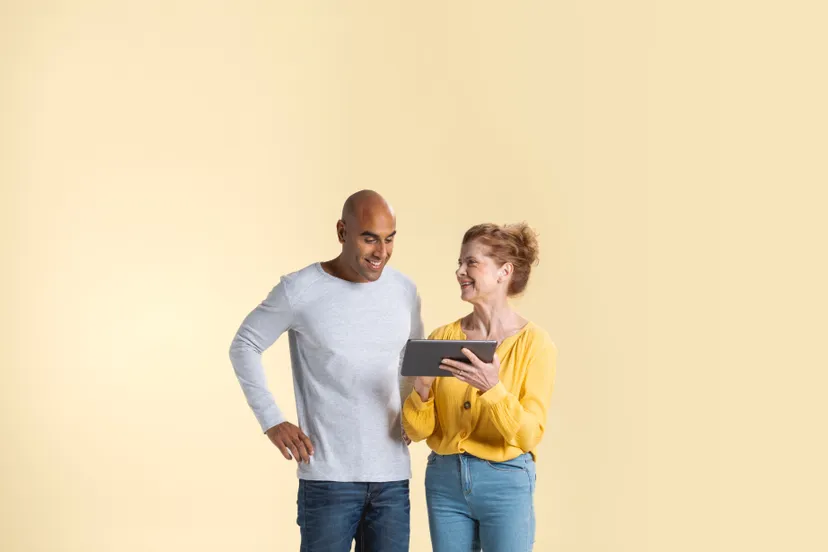 man-dertiger-en-oudere-vrouw-met-tablet-basis-min