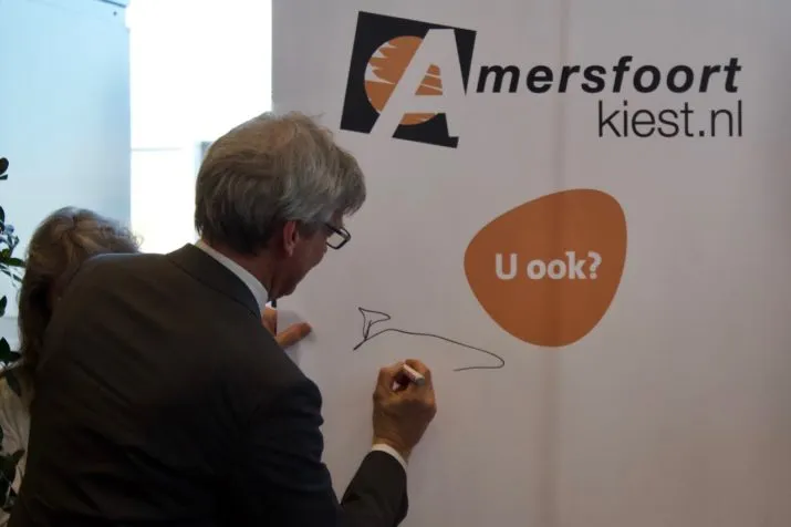 2017 12 16 burgemeester ondertekent banner amersfoortkiest 1 e1513586640484