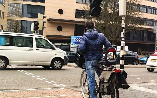6768 fullimage fietser bij kruispunt stadsring