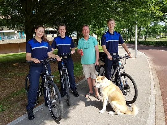 7029 fullimage handhavers en een hond aangepast