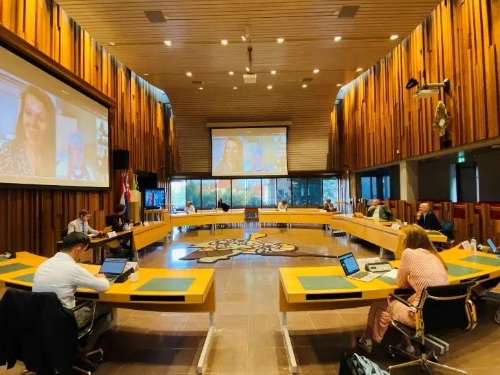 98ceb604 bf84 4b80 a932 4db0af26b749 foto raadzaal