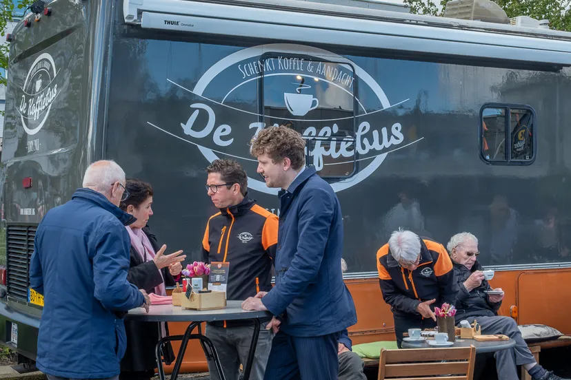 abeeldingkoffiebusingesprekmetamersfoort