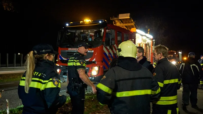 brandweer en politie bij incident in de avond