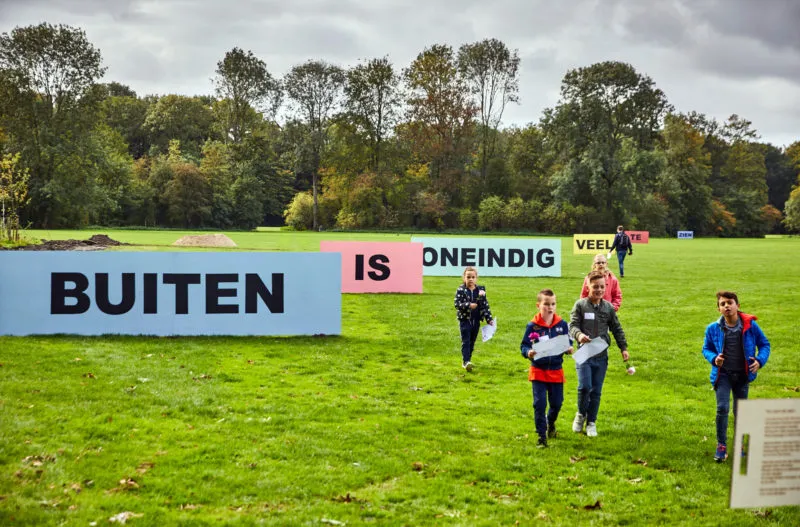 buiten is oneindig veel te zien groepje met kinderen pearle opticiens e1538644380601