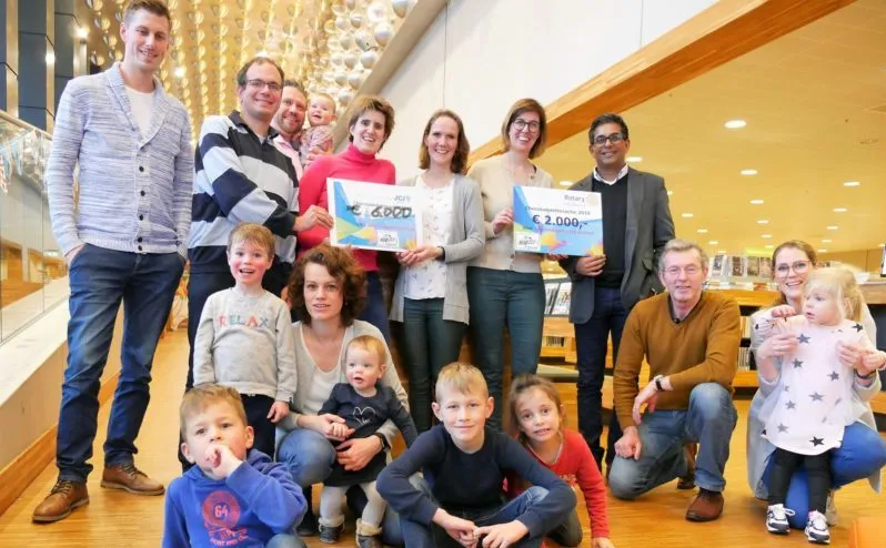 cheque uitreiking met kids small e1549135000423