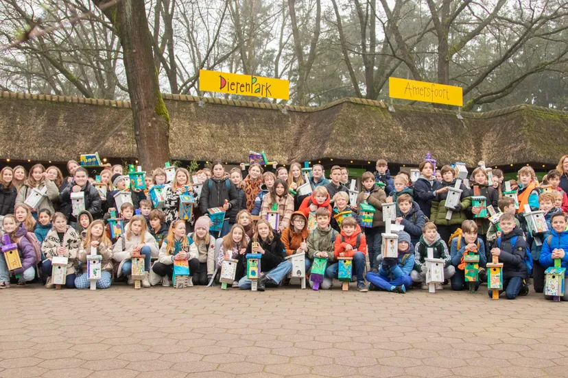 de basisschool bestaat dit jaar honderd jaar en schenkt daarom de zelfgeschilderde huisjes aan het park dat dit jaar haar 75e verjaardag vier