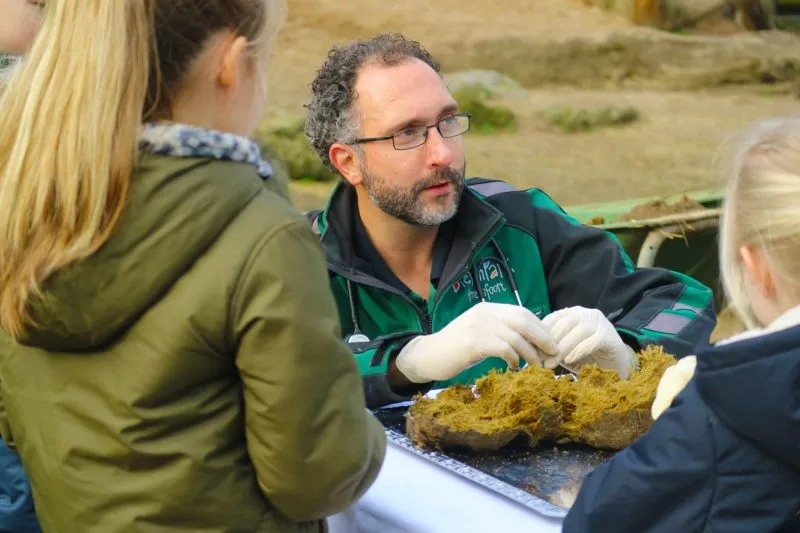 dierenarts willem jan vertelt kinderen over olifantenpoep e1550676187738
