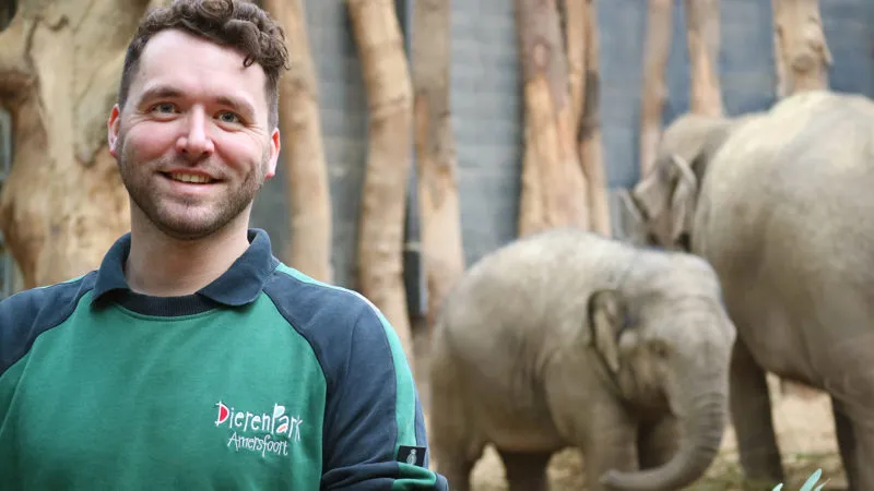 dierverzorger rob bij de olifanten e1581094752876