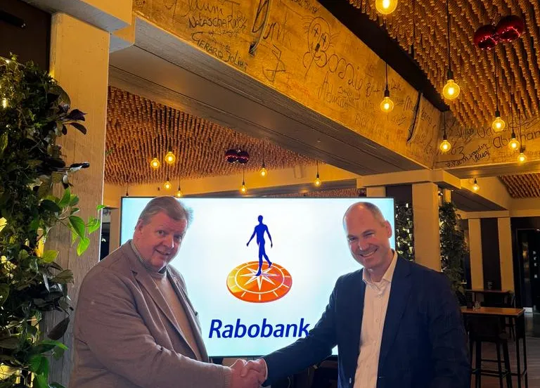 directeur flint harold warmelink en directeur cooperatieve rabobank eric zwart tekenen contract voor themadragerschap inclusie
