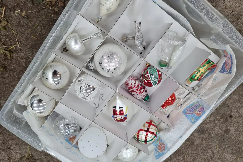 doos met kerstballen