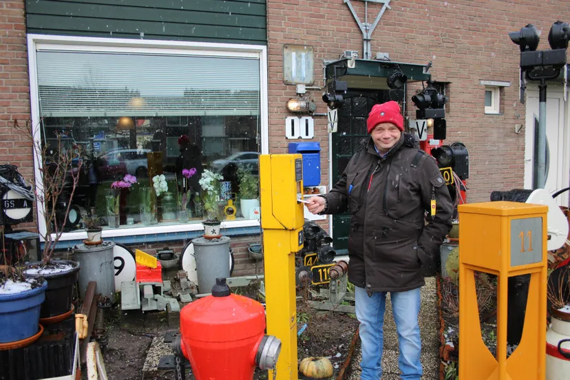 ferdinand met zijn verzameling spoorwegspullen