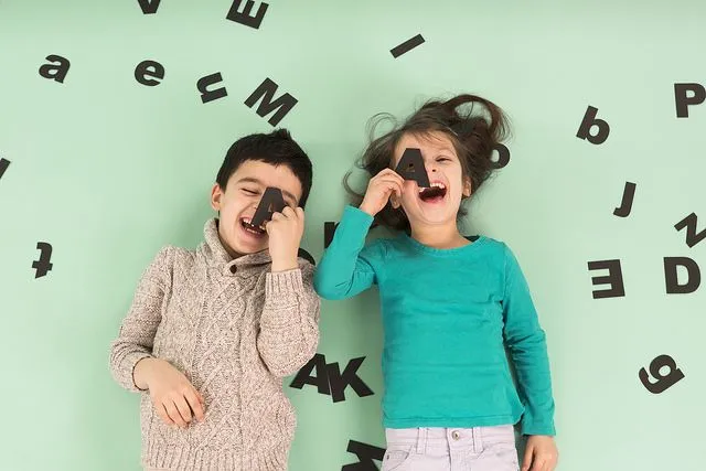 foto kinderen lachen letters bovenaf