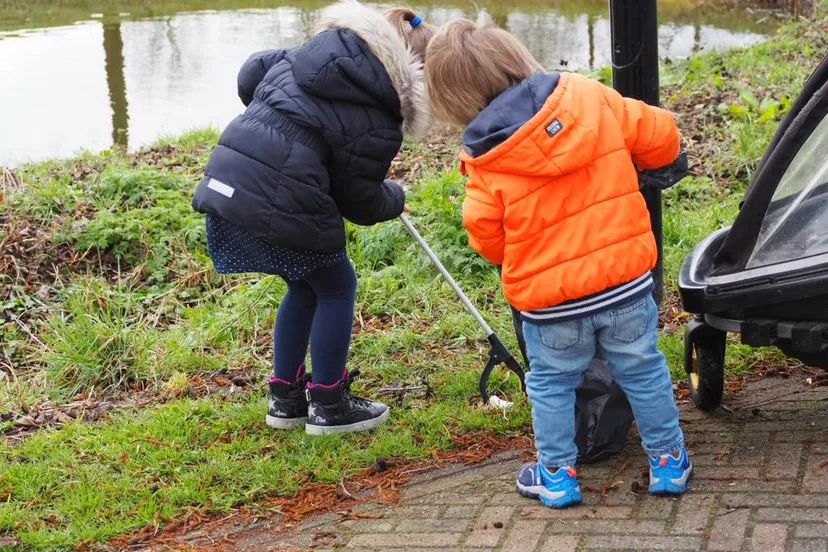 gastkinderen prikken afval