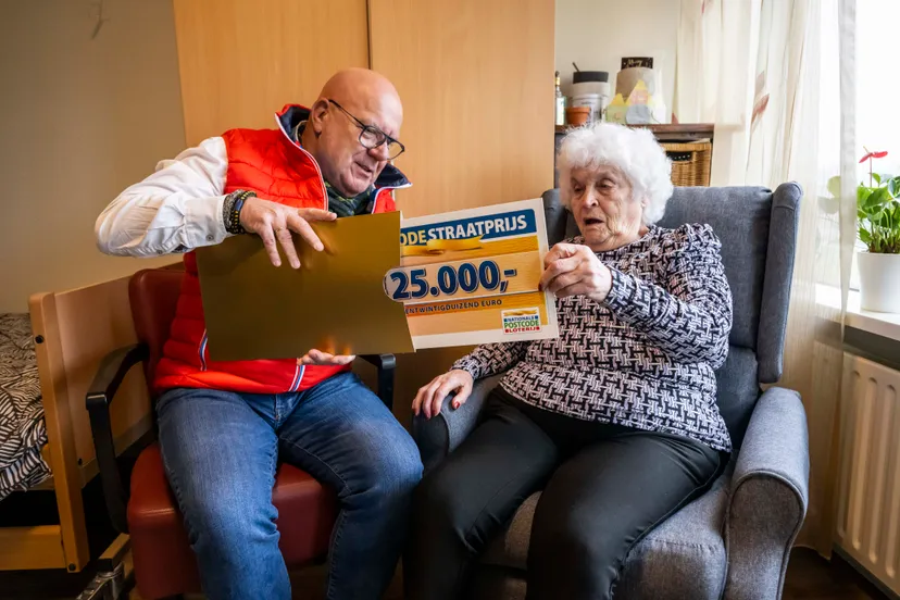 gaston starreveld reikt cheque uit aan cor uit amersfoort