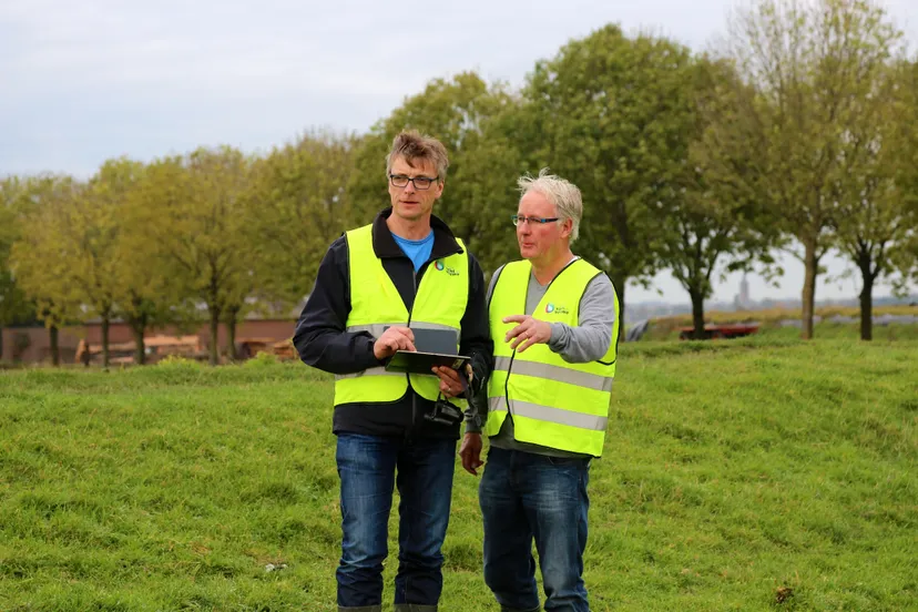 heemraad schoonman links tijdens een eerdere slootcontrole samen met een medewerker
