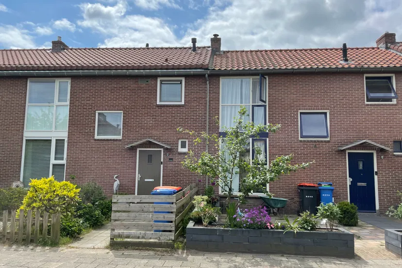 het dak links met isolatie en knikpan ligt hoger dan rechts