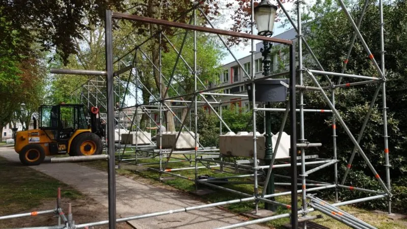 het decor van dierenpark amersfoort wordt opgebouwd e1556104401756