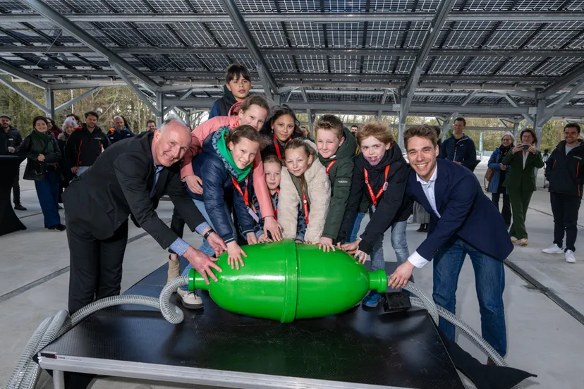 het kinderpanel van dierenpark amersfoort stak symbolisch twee grote groene stekkers in elkaar waarmee de werking van de zonnecarport is aangekondigd foto groenleven 5